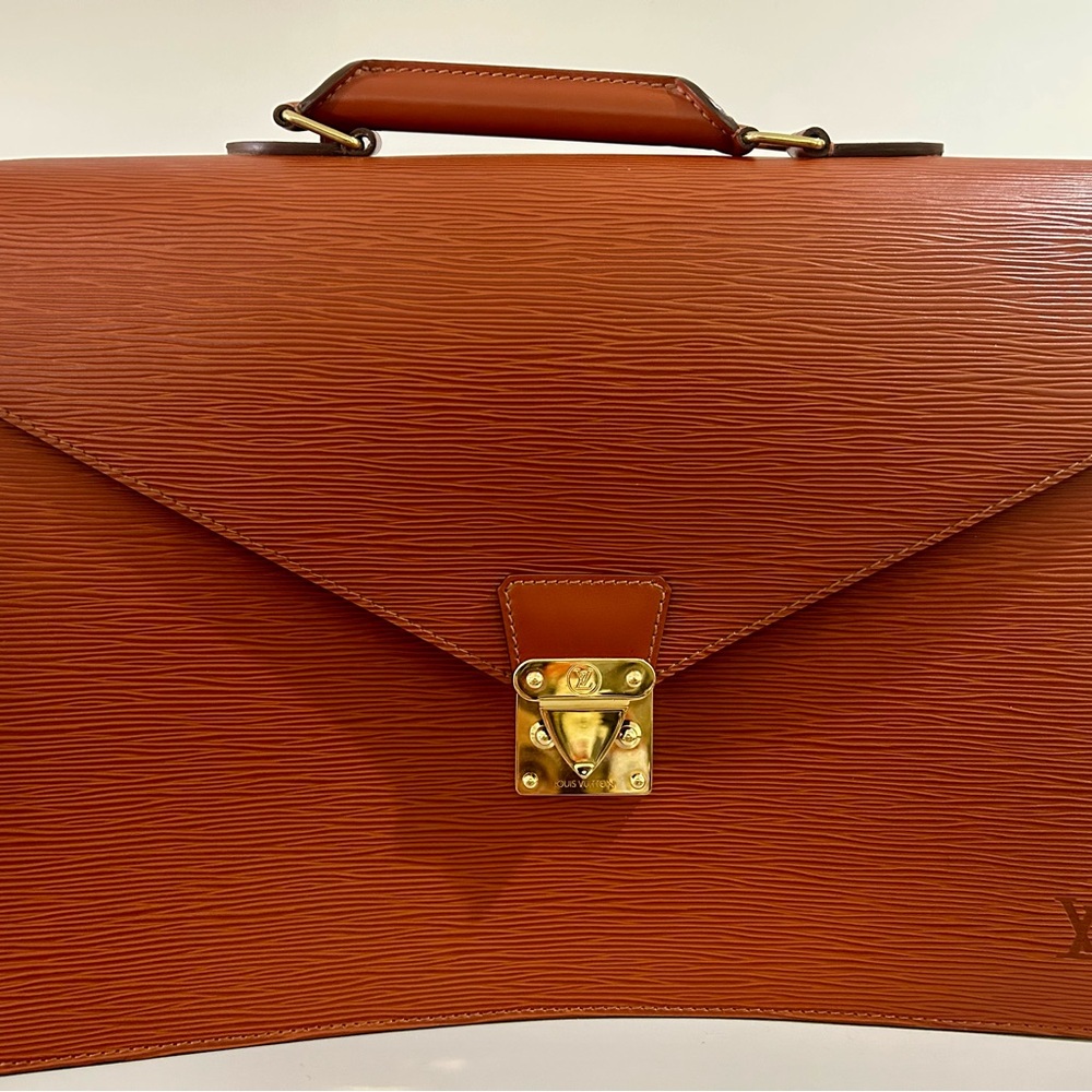 Authentic Louis Vuitton Serviette Ambassador Epi Fauv

Men’s or Women's